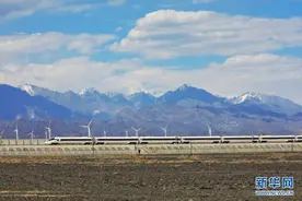 CRH5E型长编卧铺动车组列车进疆图片