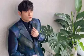 周杰伦做公益捐献演出服 善款将用于救助重症儿童图片