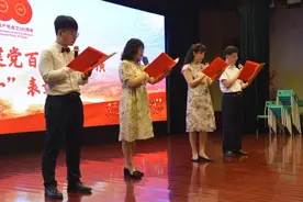 时隔半个世纪再次“出道”，68岁的他今天站上舞台放声朗诵，内心充满自豪图片