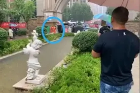 看完一身冷汗！雨天蹚水走路竟然这么危险…图片