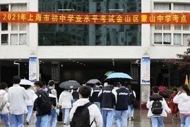 直击金山中考首日！家人和老师冒雨送考，现场一派红红火火图片