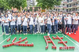 走过成功门、接过“满分”饮料，七一华源中学毕业典礼仪式感满满图片