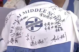 给予力量！考生穿定制版“战衣”备战中考 全是老师的签名祝福图片