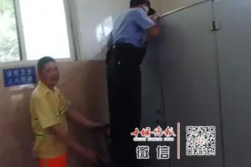小伙上公厕1个多小时都没出来，民警打开门发现，原来他睡得正香图片