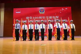 青岛交警举行“建党100周年交通安保暨创建全国文明典范城市誓师大会”图片