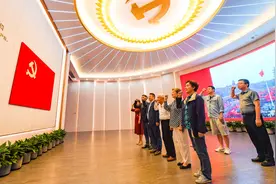 牛犇等老中青三代演员参观一大纪念馆重温入党誓言图片