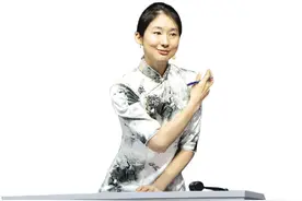 火遍全网的拍卖师小姐姐，是一位爱读苏东坡的资深瓷器专家图片