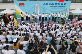 五峰山长江大桥南北公路接线开通纪念跑｜厉害了！全国首条“未来高速”竟是双向八车道图片