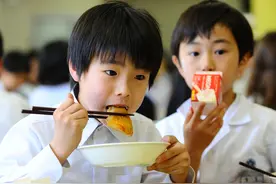 日本学校供餐牛奶导致上千人食物中毒图片
