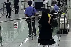 “看，爸爸在这呢！”，妈妈带孩子看望执勤中的民警爸爸图片