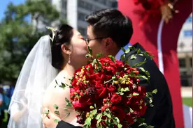 毕业就结婚！北理工16对研究生情侣校园内甜蜜牵手视频封面
