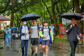 2021上海中考数学卷难不难？市教育考试院专家：注重数学知识与现实生活的联系，促进教学改革图片