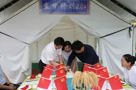 袁隆平儿子接棒图片