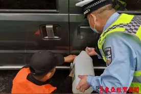 车辆故障停在高速上无法前进 高速交警送油后又联系救援图片