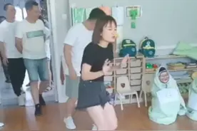 幼儿园萌娃扮“盲盒”让爸爸猜认 老父亲放话“你们先挑，剩下就是我的”图片