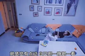 一岁宝宝悄悄给沙发上睡着的爸爸盖被子 网友：暖心的小天使图片