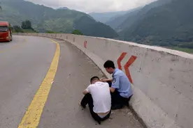 女友闹分手，永州男子欲跳桥轻生，民警假装路人拦腰抱下图片