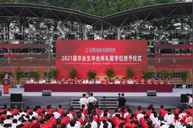 超燃！这所高校副院长驾机编队飞行为毕业生送行：飞越山海，逐梦蓝天图片