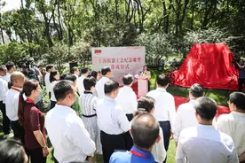 “新生的力量——上海机器工会纪念雕塑”落成，安放在太平湖绿地内图片