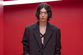 PRADA 2022春夏男装上演离奇夏日逃离，Vera Wang推出气泡酒承包你的婚礼丨是日美好事物图片