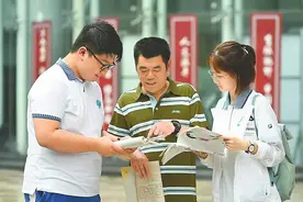 把学生的名字写进“赋”原来他是位“遥控班主任”图片