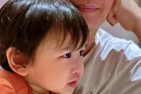 胡杏儿为次子李奕霖庆2岁生日 三胎儿子表情超搞笑图片
