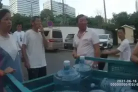 送水女撞上轿车后大哭，自称只能掏出300元，长沙交警：钱我帮你出图片