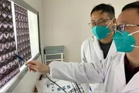 长沙男子胀成“气球人”生命垂危，医护人员紧急“排气”图片