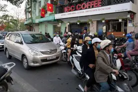 越南河内重新开放理发店和室内餐厅等民生服务行业图片