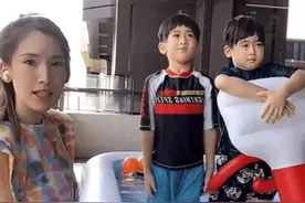 陈若仪晒双胞胎儿子游泳照 两个小家伙萌态十足惹人爱图片