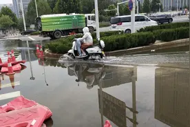 郑州一马路上莫明出现大量积水，一夜之间又离奇消失图片