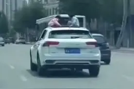 惊险！西宁俩孩子竟坐在车顶玩耍图片