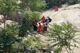 驴友登山不慎摔落 济宁消防紧急救援图片