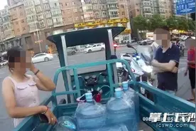 送水女撞上轿车后大哭，称只能掏出300元，长沙交警：钱我帮你出图片