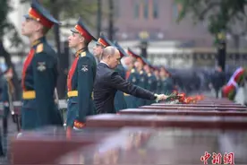 俄纪念卫国战争爆发80周年 普京向无名烈士墓献花图片