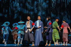 历时三年打磨，舞剧《洪湖水浪打浪》演出火爆，连续两晚座无虚席图片