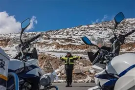 “雪雕”交警拒网红公司百万包装 重回折多山警务站图片