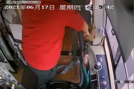 广州一女子晕倒在BRT站台，热心车长帮其抹药油救助图片
