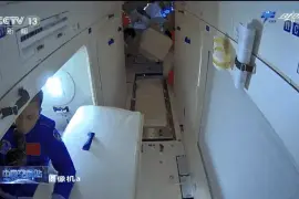 拆包裹、装设备……失重环境下航天员这样“装修”空间站→图片