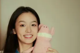 宝藏女孩！周也晒与玩偶合照童趣十足 对镜浅笑少女感满满图片