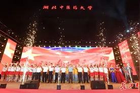师生同唱《我和我的祖国》图片