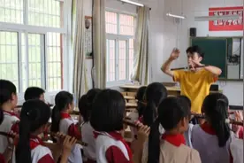 山区小学笛声悠扬 90后老师教学生做笛吹笛图片