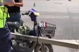 电动车当货车用载2.4米长的晾衣杆出行，民警对司机批评教育图片