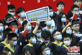 南京一高校暖心毕业季：2020届毕业生回校接受“拨穗礼”图片