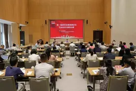 读懂中国共产党，要“走近”更要“走进”图片