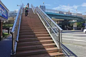 流浪汉、卖花奶奶…静安这座人行天桥故事多图片