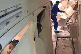 航天员进驻空间站满一周 太空生活大揭秘：洗脸用免洗湿巾 牙膏用后可咽下视频封面