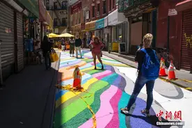 美国纽约唐人街彩绘路面吸引游客图片