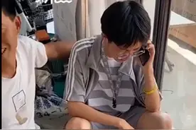 喜极而泣！男生超一本线27分哭着报喜，爸爸蹲下拍肩膀安慰图片