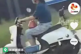 危险！江苏一女生骑摩托双脚泡水盆里降温解暑本人称“我很凉快”图片